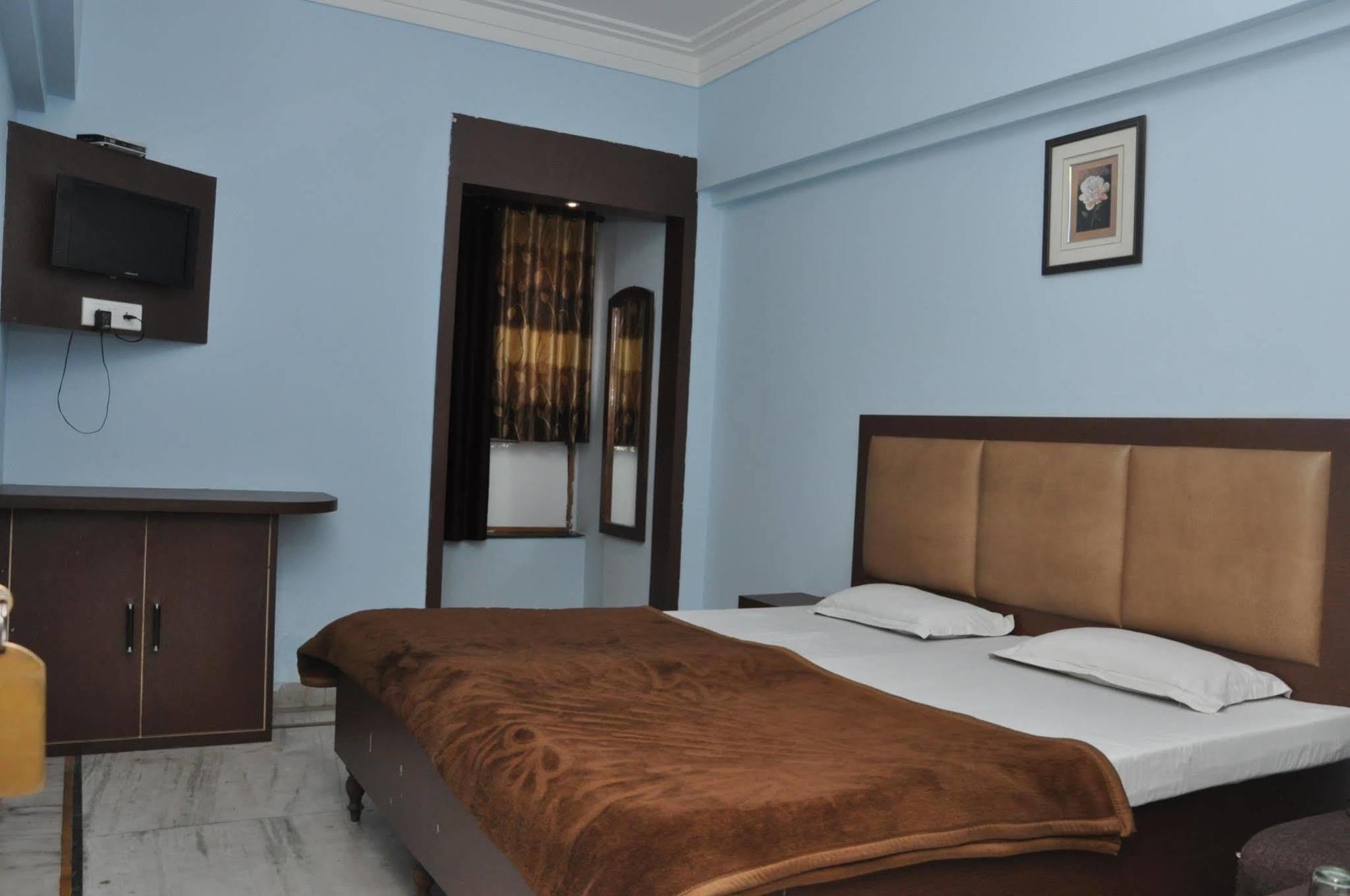 Vaccinated Staff - Oyo 5515 Hotel Blue Palace Гвалиор Екстериор снимка
